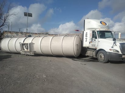 Impacta tren pipa con 30 mil litros de gasolina en Palo Blanco