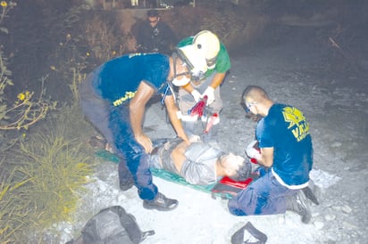 Un motociclista cae al fondo de un arroyo