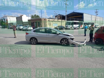 El conductor de un vehículo se distrae al volante y provoca accidente en Frontera