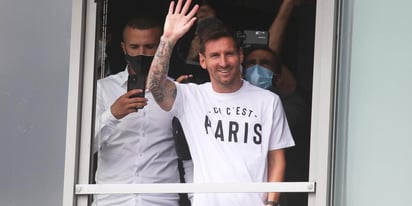 Messi saluda a un grupo de hinchas antes de descansar en un hotel de París