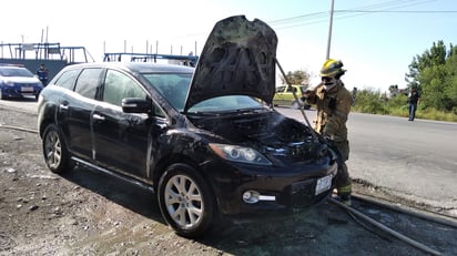 Vehículo se incendia en el libramiento CSG en Monclova 