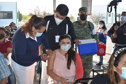 Docentes de Monclova esperan fecha para segunda dosis antiCOVID-19