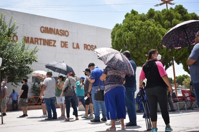 Jóvenes y rezagados hacen fila desde ayer para vacunarse contra el COVID-19 en Monclova