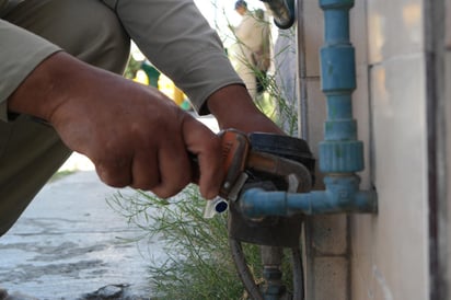 8 mil cortes de agua al mes por falta de pago