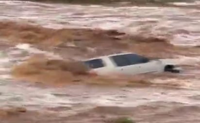 Captan rescate de mujer atrapada en desbordamiento de arroyo