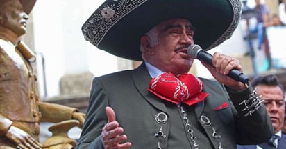 Vicente Fernández está semisedado y responde bien al tratamiento