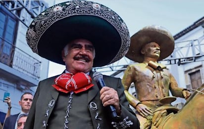 Vicente Fernández, despierto y con sedación mínima