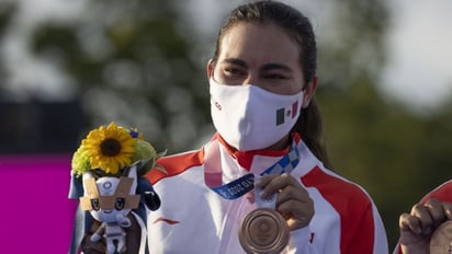 Alejandra Valencia recibe reconocimiento