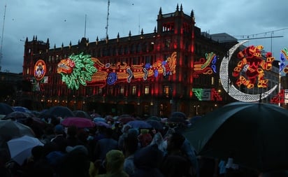 'Son Covidiotas'; critican falta de sana distancia en show del Templo Mayor en el Zócalo capitalino