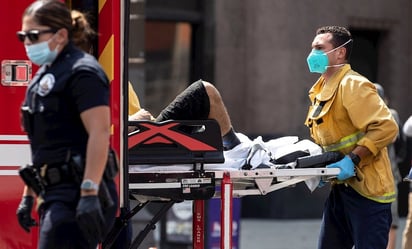 Apuñalan a un hombre y agreden a reportero en protesta anti vacunas en Los Ángeles