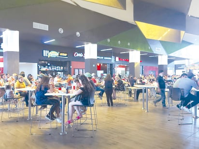 Monclovenses saturan el mall pese a incremento de contagios