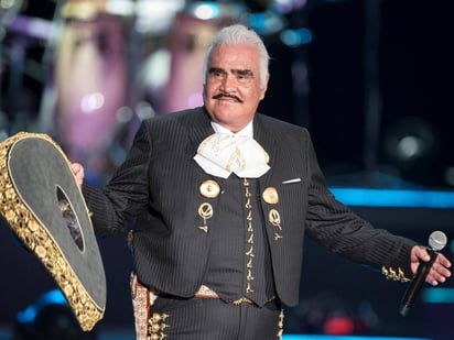 Vicente Fernández mantiene mejoría, lo extuban