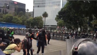 Trifulca en Ángel de la Independencia; feministas la encabezan 