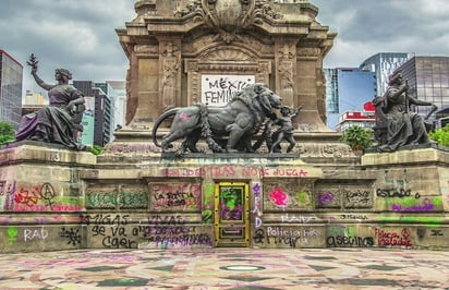 Feministas protestan en el Ángel de México dos años después de pintarlo