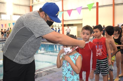 Nadadores destacan en torneo de natación