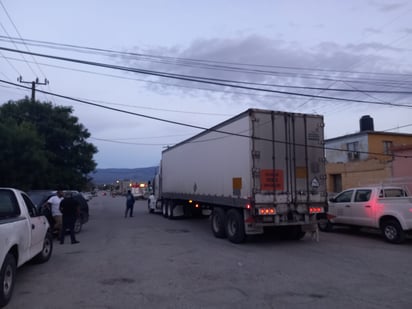 Tráiler derriba cinco postes en la zona centro 