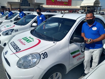 Taxistas premier de Monclova presentan unidades recientes y sus nuevos uniformes