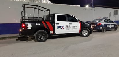 Elementos del Estado arrestan a dos sujetos en Monclova por tomar en la vía pública