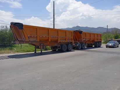 Los vecinos del Sector Sur reportan cajas de tráileres estacionadas en la avenida Sidermex