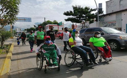 Atletas paralímpicos marchan en Oaxaca