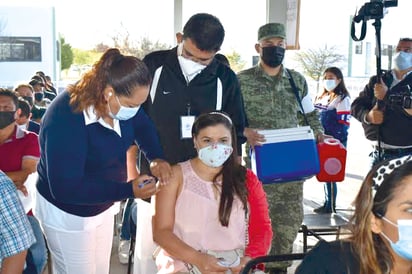 Maestros buscan segunda vacuna