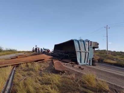 Tráiler termina volcado en la curva del Diablo en Monclova 