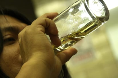 Mujeres superan a hombres en consumo de alcohol