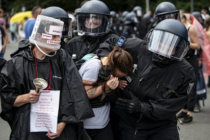 Manifestantes anticonfinamiento se enfrentan a la Policía en Melbourne