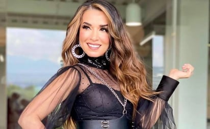 Laura G luce irreconocible con vestuario dorado; impacta con sus hermosas piernas