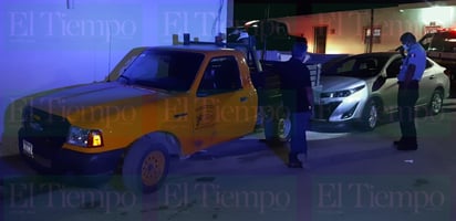 No midió la reversa de su camioneta y terminó impactando a vehículo estacionado en Monclova 