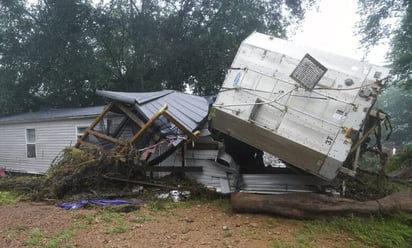 Inundaciones en Tennessee dejan al menos 10 muertos