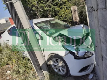 Conductor pierde el control del volante y se estrella contra barda en Frontera