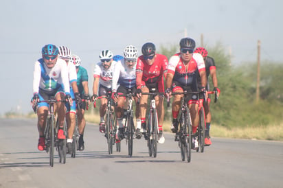 Raúl Escamilla triunfador de carrera ciclista de Monclova