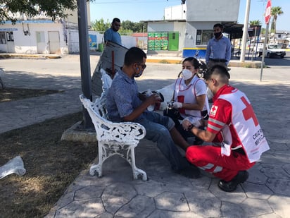 En Monclova un motociclista vuela por los aires al ser impactado por camioneta 