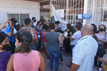 Padres de familia abarrotan oficinas  educativas para cambio de escuela