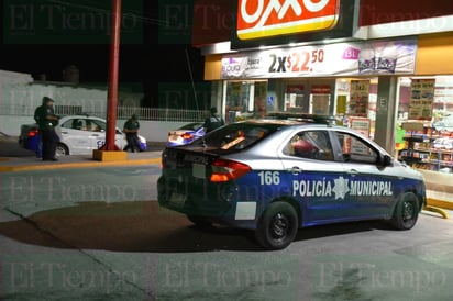 Intentan asaltar tienda de conveniencia y aseguran a taxi en Monclova 