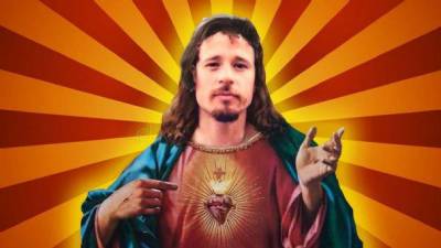 Critican a Luisito Comunica por colocar su rostro en imagen de Jesucristo