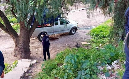 Hallan 3 muertos y un herido dentro de camioneta en Ecatepec