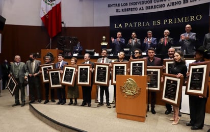 Alex Lora: '¡Que viva el rock!'; retumba grito en el Senado