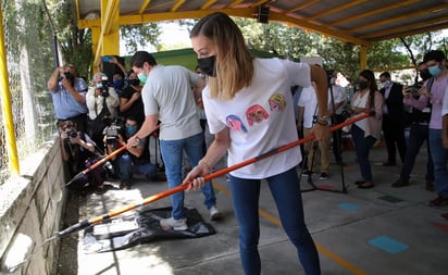 Samuel García y su esposa apadrinan dos escuelas en NL