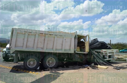 Fuerte choque en Monclova entre un tráiler y un dompe deja un lesionado y cuantiosos daños materiales