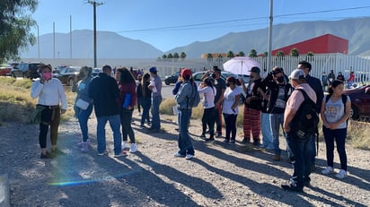 Jóvenes bloquean carretera a Arteaga; exigen ser vacunados