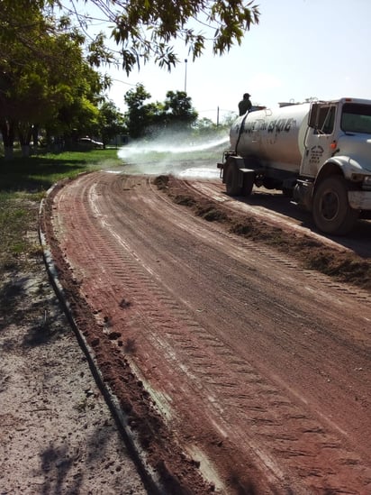 La pista de atletismo recibe mantenimiento