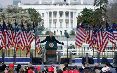 Oficiales de la Policía del Capitolio demandan a Donald Trump