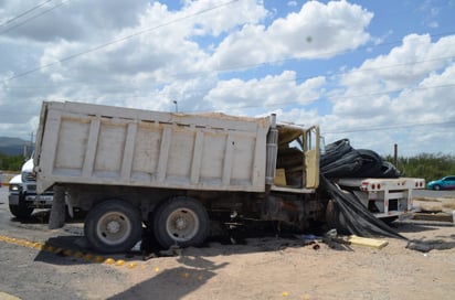 Dompe se le atraviesa a tráiler y colisionan en Monclova