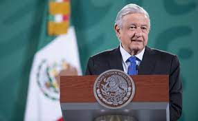 AMLO retenido por integrantes del magisterio e impiden realizar su conferencia matutina 