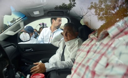 No puedo someterme a chantajes: AMLO al dar mañanera desde camioneta