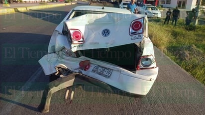 Automóvil termina destrozado al ser impactado por alcance en el ejido Estación Hermanas