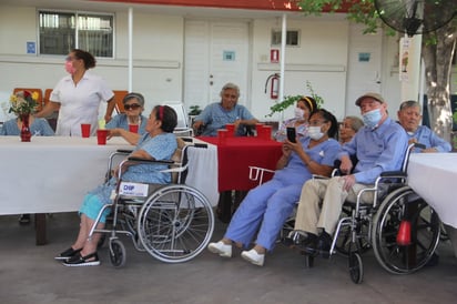 El asilo de ancianos celebra el día del abuelo