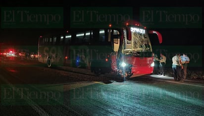 Fuerte accidente entre camioneta y autobús de pasajeros se registra en la carretera 53